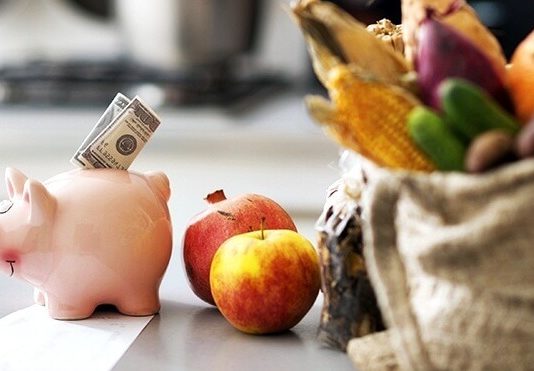 Economia e alimentação saudável podem andar juntas, saiba como Economia e alimentação saudável